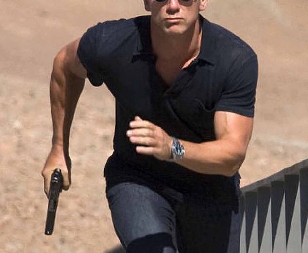 A Star Hollywood diminui as principais indicações de que poderia estar na linha para ser o próximo 007 ao assinar um acordo com os provedores de ômega de vigilância – depois que um novo favorito apareceu para este papel