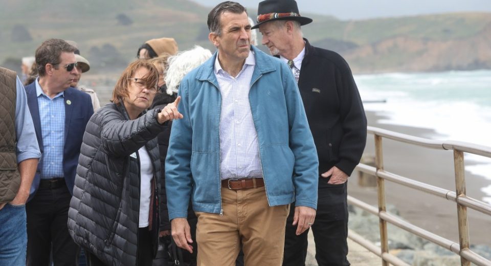 O embaixador Sam Liccardo está pressionando contra os cortes de Trump depois que uma perda de US $ 50 milhões é ameaçada de esforços para restringir a erosão costeira