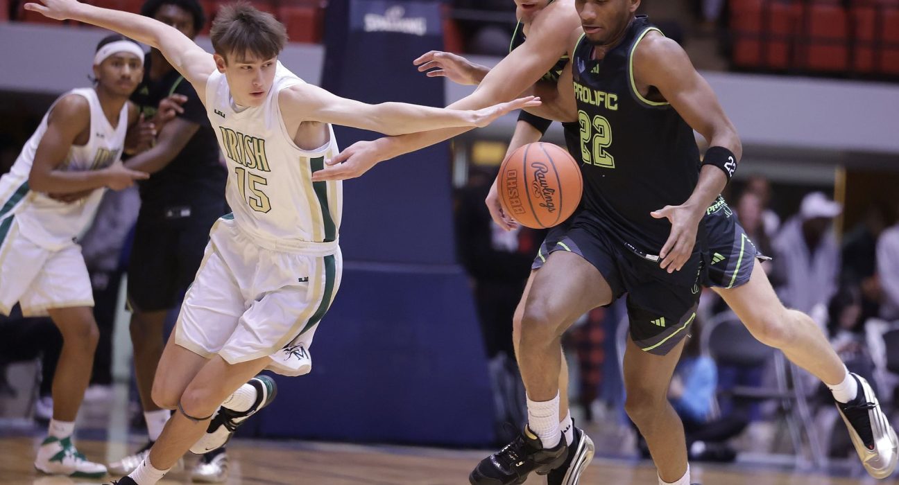 5 -Star Darryn Peterson, lenda do Kansas Jacque Vaughn, enquanto retorna à equipe de Bill Self