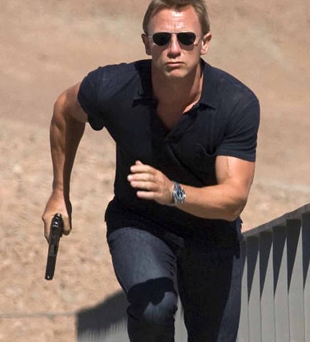 A Star Hollywood diminui as principais indicações de que poderia estar na linha para ser o próximo 007 ao assinar um acordo com os provedores de ômega de vigilância – depois que um novo favorito apareceu para este papel