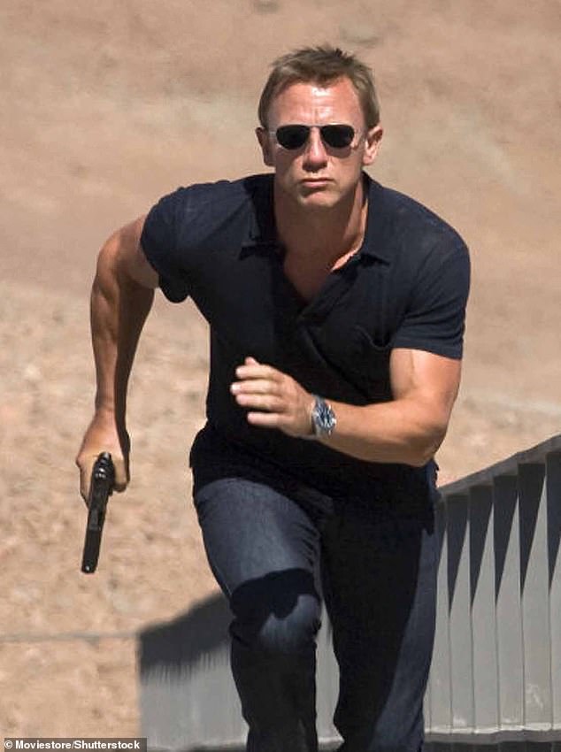 A Star Hollywood diminui as principais indicações de que poderia estar na linha para ser o próximo 007 ao assinar um acordo com os provedores de ômega de vigilância – depois que um novo favorito apareceu para este papel