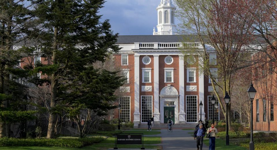 A administração Trump impede a Universidade de Harvard pela matrícula de estudantes estrangeiros