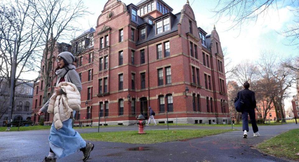 A administração de Trump proíbe Harvard da inscrição de estudantes estrangeiros