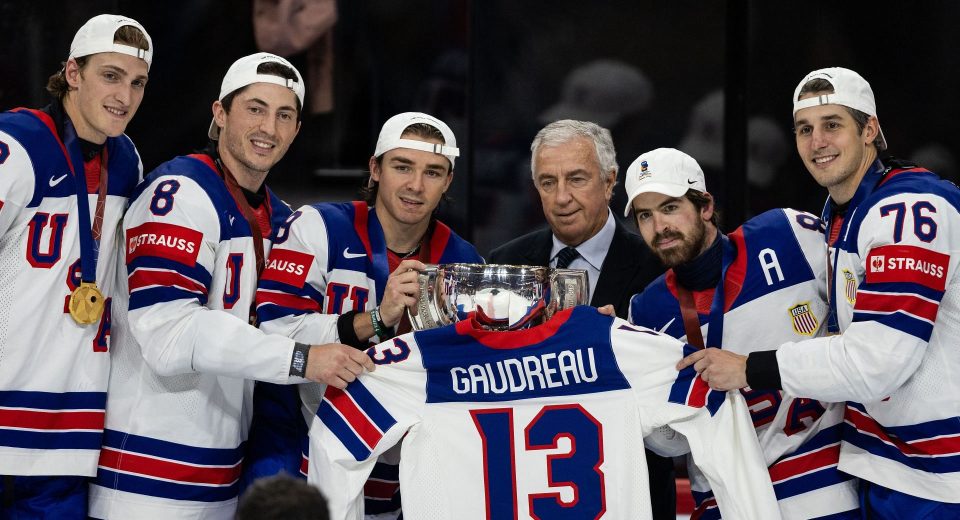 A esposa de Johnny Gaudreau, Meredith, após a vitória do IIHF Worlds Gold, uma equipe especial dos EUA reage como uma honra número 13
