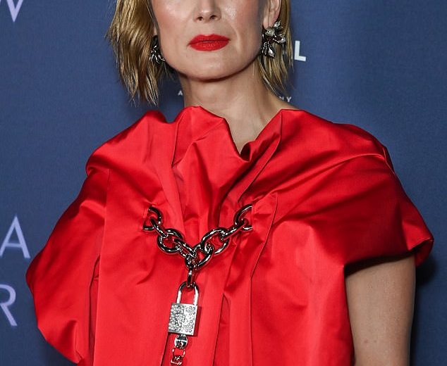 A garota estrela Gone Rosamund Pike se torna vítima de seqüestradores de telefone mortais quando “ele é” atingido no rosto e roubado enquanto estava no telefone para sua mãe “