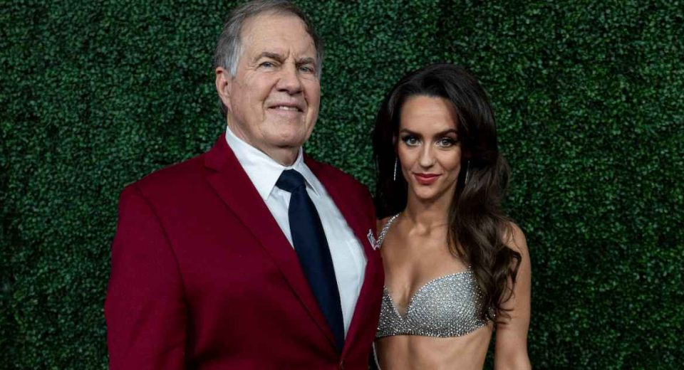 A namorada de Bill Belichick, Jordon Hudson, paga milhões de casas devidas