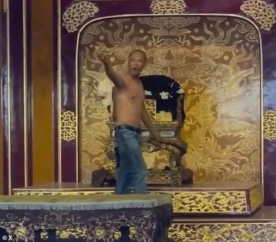A polícia vietnamita depois que uma pessoa caiu em uma exposição de história e danifica um trono antigo considerado um dos artefatos mais valiosos do país