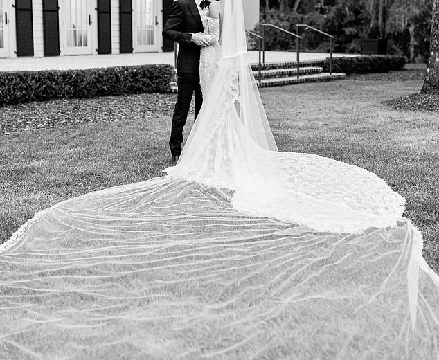 A tendência de casamento antiga da moda faz um retorno surpreendente – enquanto as noivas inspiradas em Hailey Bieber e Sofia Ritchie se divertem nos acessórios do século XIX no século XIX