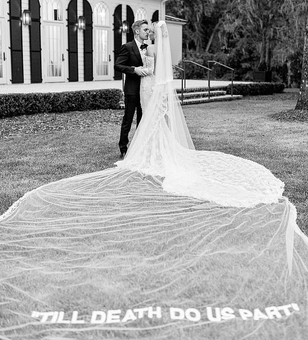 A tendência de casamento antiga da moda faz um retorno surpreendente – enquanto as noivas inspiradas em Hailey Bieber e Sofia Ritchie se divertem nos acessórios do século XIX no século XIX