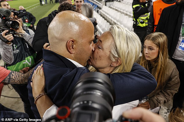 Arne Slot revela as dificuldades de sua esposa e família em torno de sua nova vida como gerente que ganhou um título em Liverpool, onde ele mora sozinho