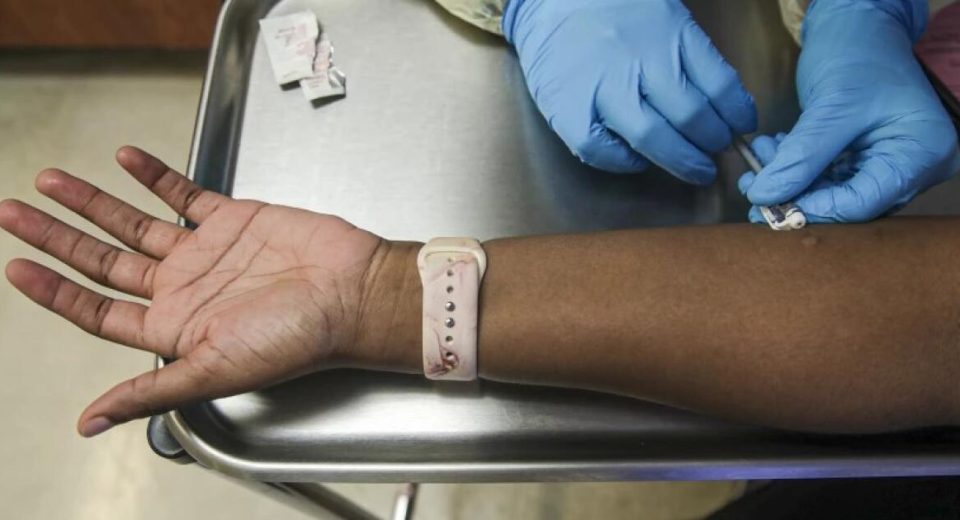 As clínicas de saúde dos imigrantes enviam chamadas para casa para pacientes que têm muito medo de sair de casa
