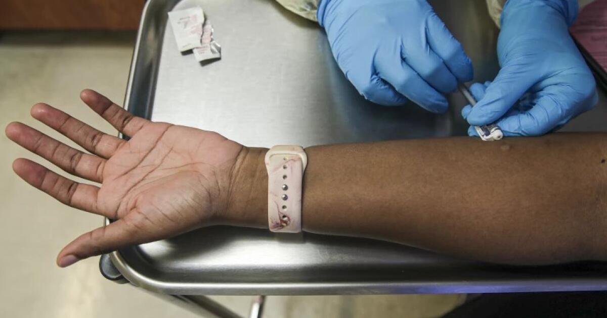 As clínicas de saúde dos imigrantes enviam chamadas para casa para pacientes que têm muito medo de sair de casa