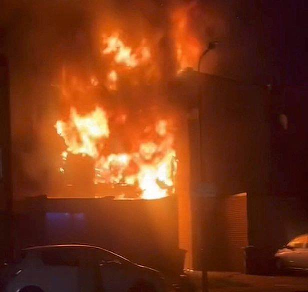 As imagens assustadoras mostram fogo em uma casa que matou crianças de quatro, oito e 15, juntamente com uma mulher (43) como uma prisão policial de um homem