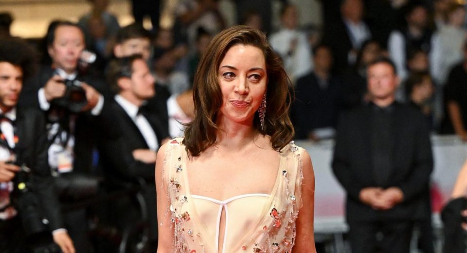 Aubrey Plaza faz a primeira aparição no tapete vermelho da morte do marido