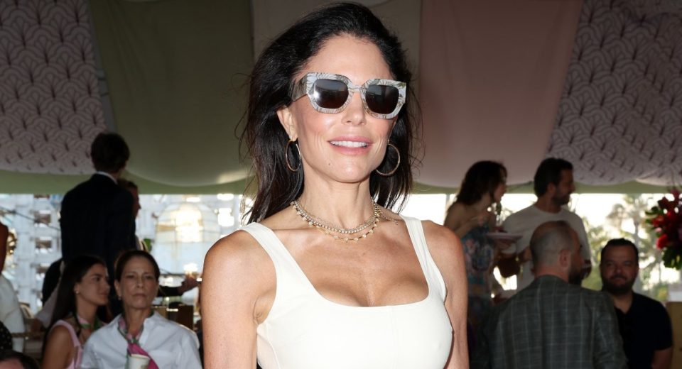 Bethenny Frankel acabou de usar tênis confortáveis ​​em uma cor inesperada de verão: eles estão à venda