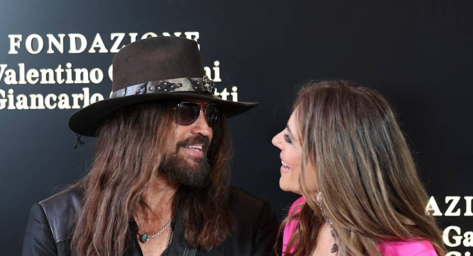 Billy Ray Cyrus e Elizabeth Hurley transformam a estréia no tapete vermelho em uma questão familiar