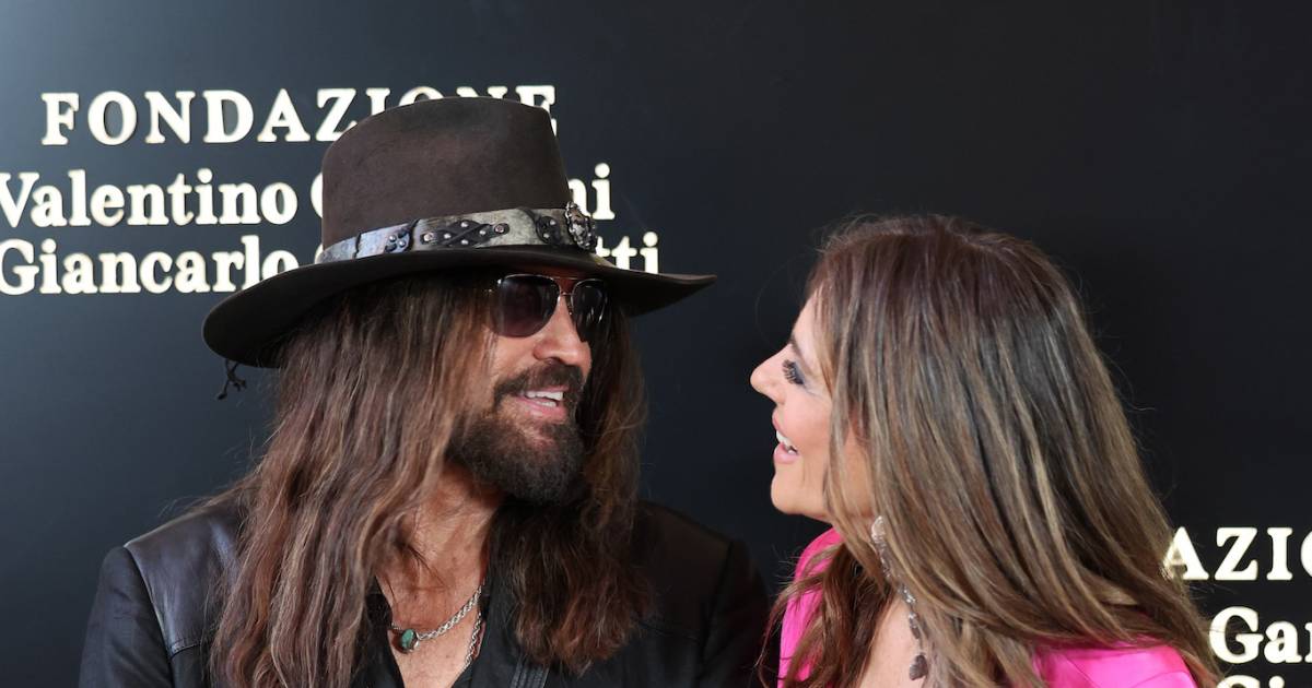 Billy Ray Cyrus e Elizabeth Hurley transformam a estréia no tapete vermelho em uma questão familiar