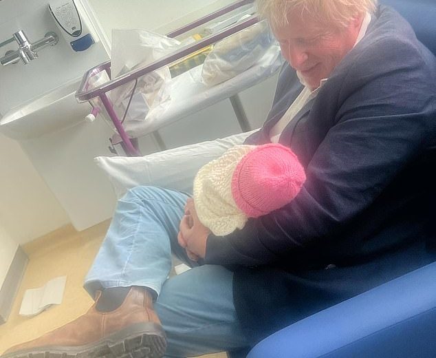 Boris Johnson novamente se torna pai quando sua esposa Carrie anuncia a chegada de seu quarto filho com o ex -primeiro -ministro e diz que a nova filha Poppy é o “membro final da gangue”