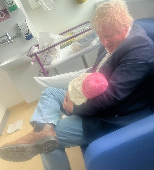 Boris Johnson novamente se torna pai quando sua esposa Carrie anuncia a chegada de seu quarto filho com o ex -primeiro -ministro e diz que a nova filha Poppy é o “membro final da gangue”