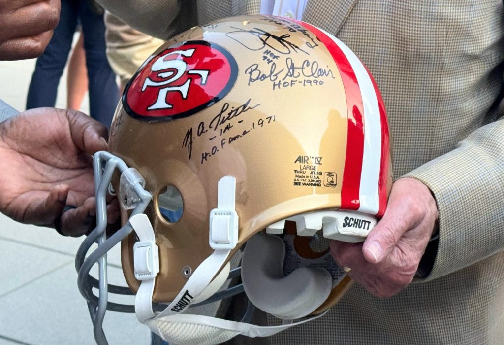 Capacete inestimável 49ers recebe outro autógrafo do Hall Celebrity