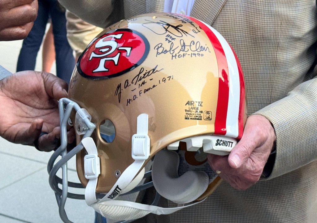 Capacete inestimável 49ers recebe outro autógrafo do Hall Celebrity