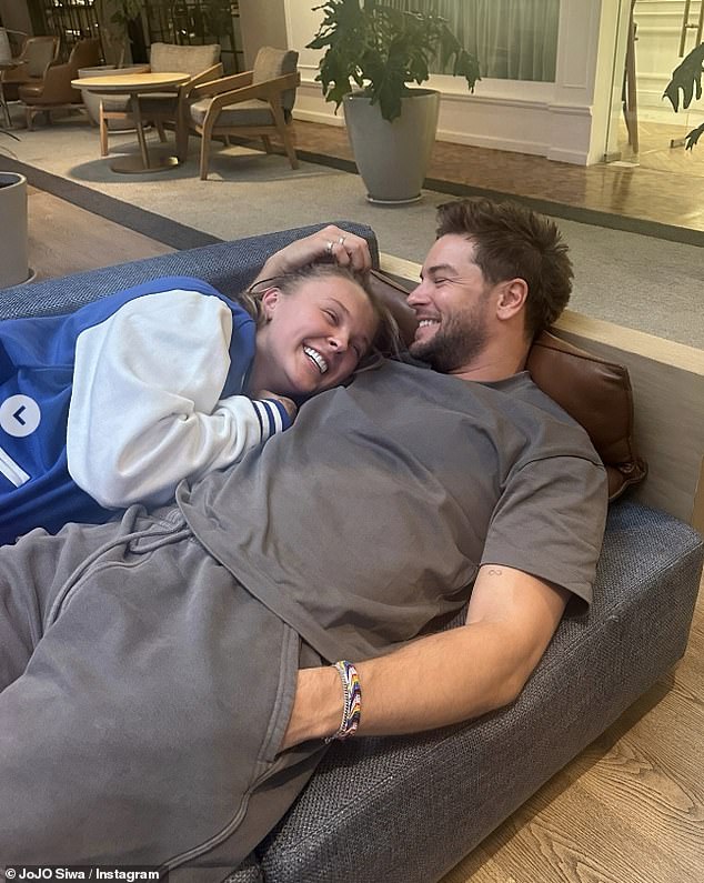 Chris Hughes declara que ele está no “estágio mais feliz de sua vida” no meio do romance Jojo Siw quando ele celebra sua amada promoção de Sunderland de volta à Premier League