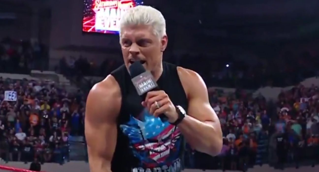 Cody Rhodes de 39 anos -Ally, WWE Saturday Night Main Event depois que o ar usa sua jaqueta