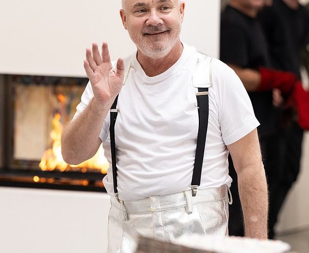 Damien Hirst Artist diz que recusou a cavalaria porque nunca sentiu com essa ideia “nunca se sentiu confortável”