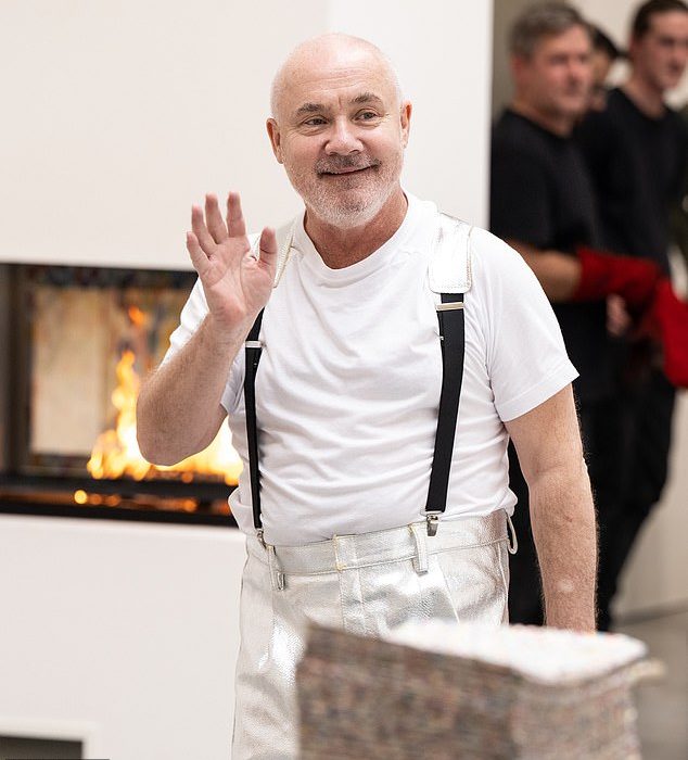 Damien Hirst Artist diz que recusou a cavalaria porque nunca sentiu com essa ideia “nunca se sentiu confortável”