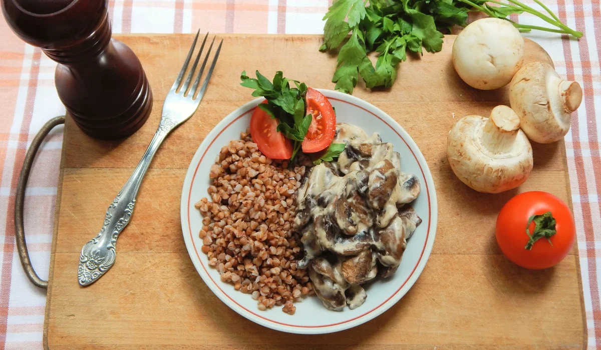 Delicioso jantar para sexta -feira. Demos uma receita, você cozinha. Mingau com molho de cogumelo aveludado