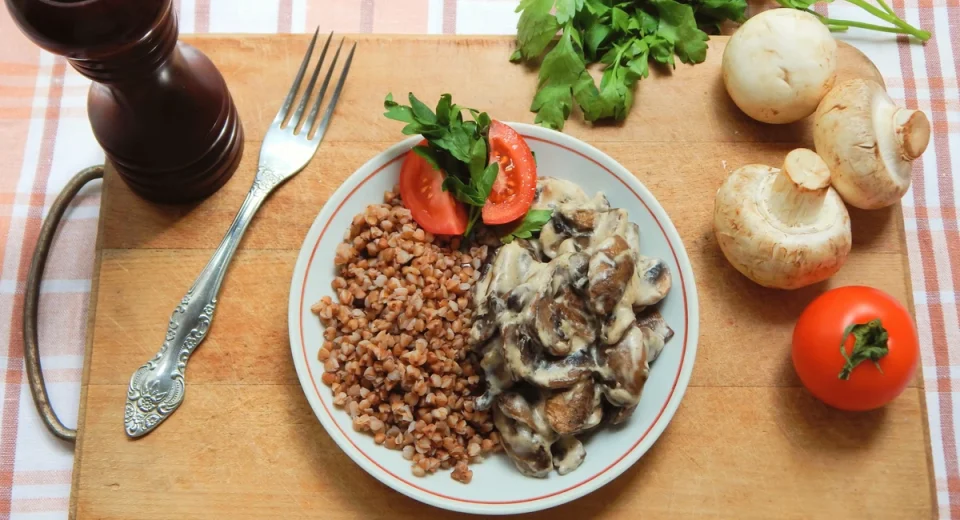 Delicioso jantar para sexta -feira. Demos uma receita, você cozinha. Mingau com molho de cogumelo aveludado