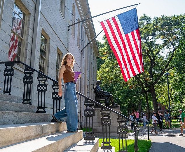 Dentro do primeiro ano da princesa Elisabeth, em Harvard, como um futuro real belga na Universidade de Ivy League permanece incerto no meio da guerra de Trump com estudantes internacionais