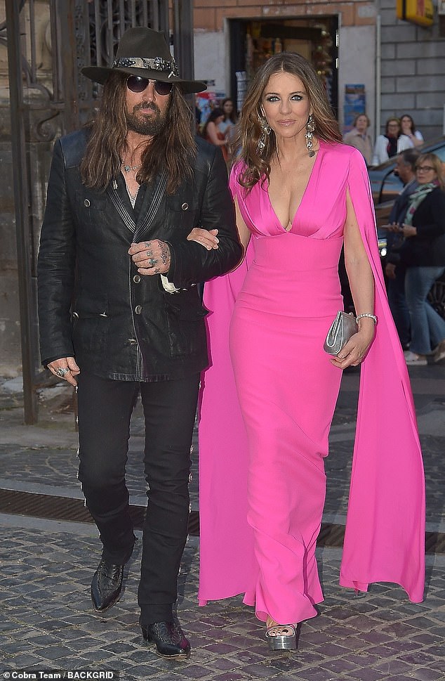 Elizabeth Hurley (59 anos) e Billy Ray Cyrus (63 anos) participaram da exibição quando fazem a primeira viagem como casal em Swanka Bash em Roma – depois de chocar o mundo seu romance improvável