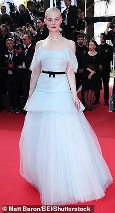 Elle Fanning é a personificação da elegância em Blue Madness quando se junta à encantadora Simone Ashley, Halle Berry e Cate Blanchett no Cerimonial Festival Festival em Cannes.