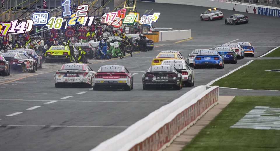 Em Charlotte Coca-Cola 600, qual motorista e equipe da NASCAR tem mais vitórias?