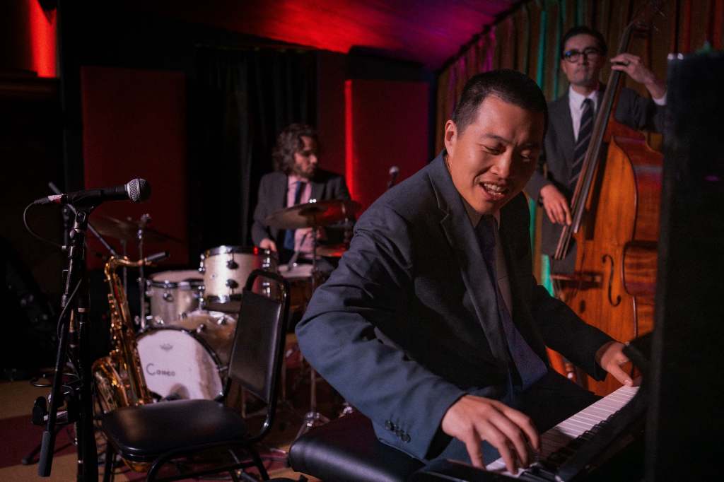 Fremont Jazz Pianist transforma um recital escolar em um concerto épico