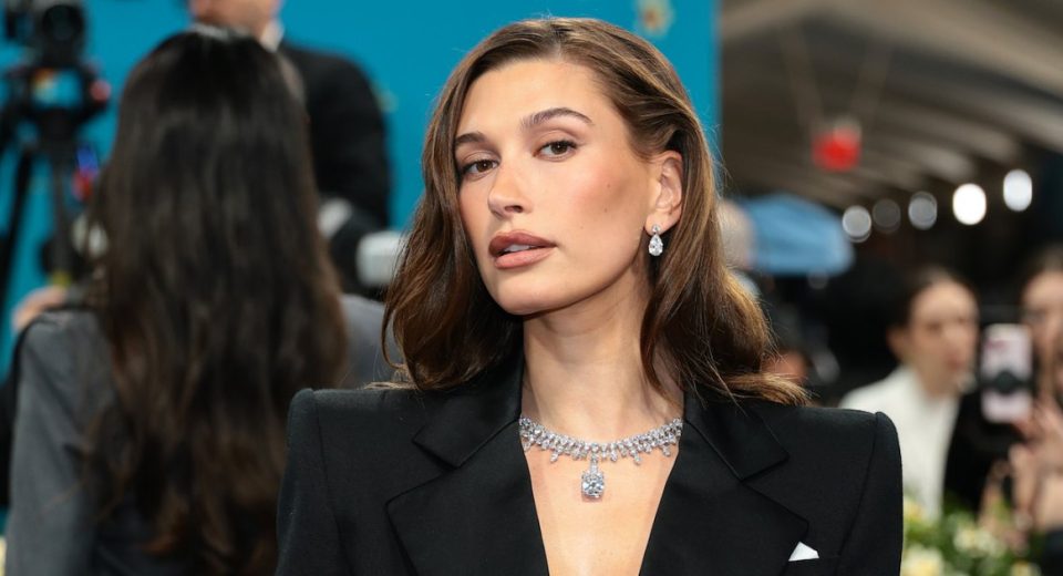Hailey Bieber marca o marco de 9 meses do filho Jack com uma nova foto: ‘Sweet Baby’