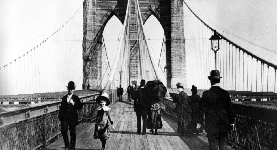 Hoje na história: 24 de maio, o Brooklyn Bridge se abre no trânsito