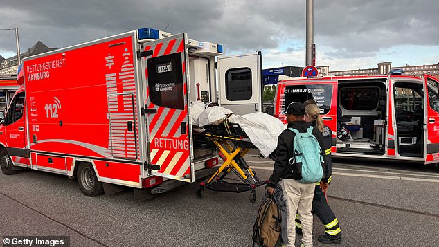 Horror em Hamburgo, quando 17 é esfaqueado em uma faca em uma estação de trem com um capuz “mulher alemã”, 39 anos, presa após “ataque acidental contra passageiros”