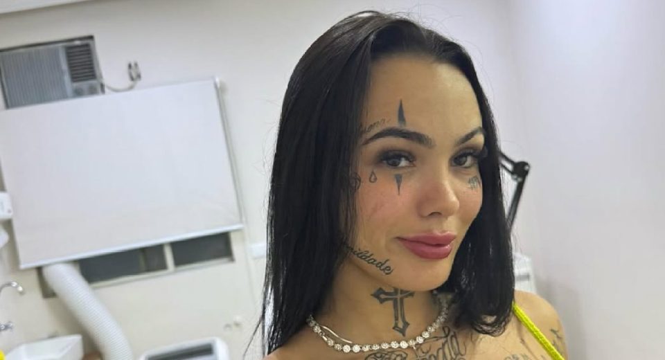 Influenciador de beleza da tatuagem esfaqueada pelo namorado na transmissão ao vivo após ruptura