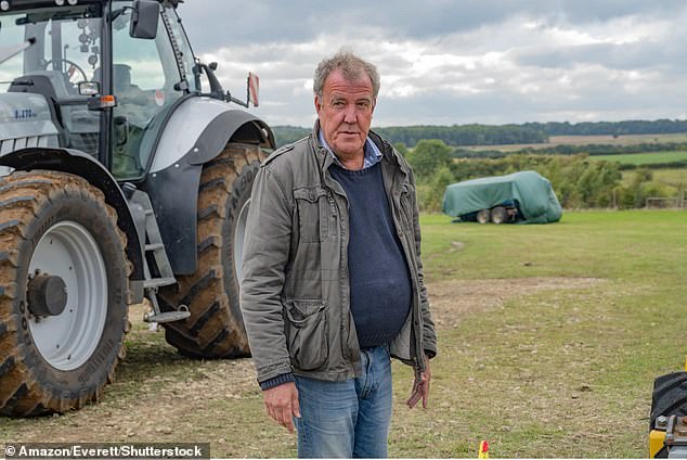 Jeremy Clarkson luta contra as lágrimas quando oferece despedida emocional ao glam agrícola Harriet Cowan na fazenda de Clarkson