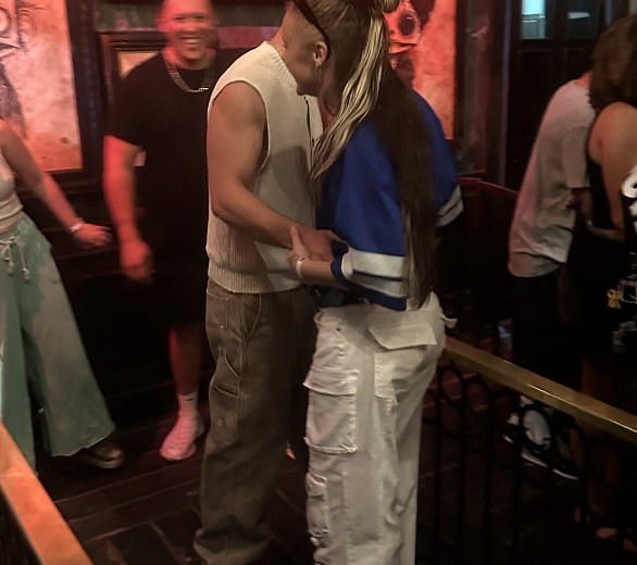 JoJo Siwa e Chris Hughes imaginaram beijar na piscina em férias para adultos românticos porque seu relacionamento é finalmente confirmado