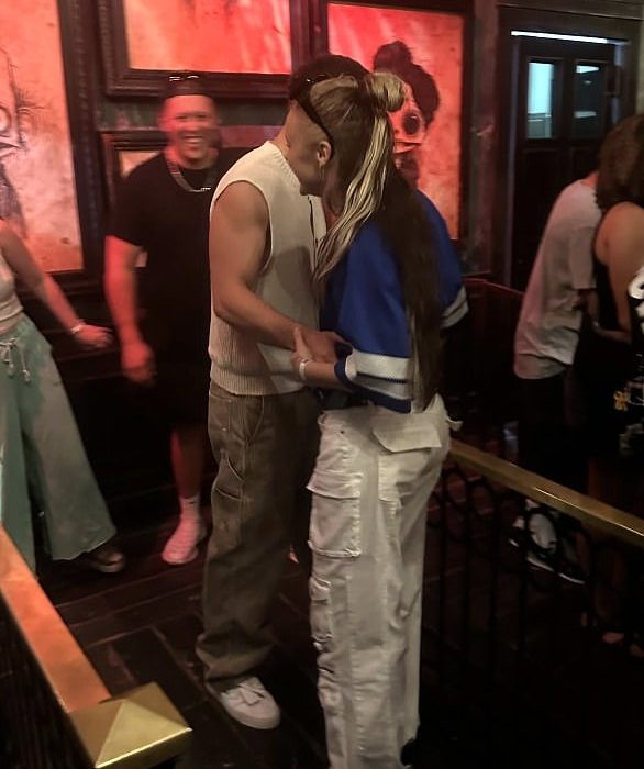 JoJo Siwa e Chris Hughes imaginaram beijar na piscina em férias para adultos românticos porque seu relacionamento é finalmente confirmado