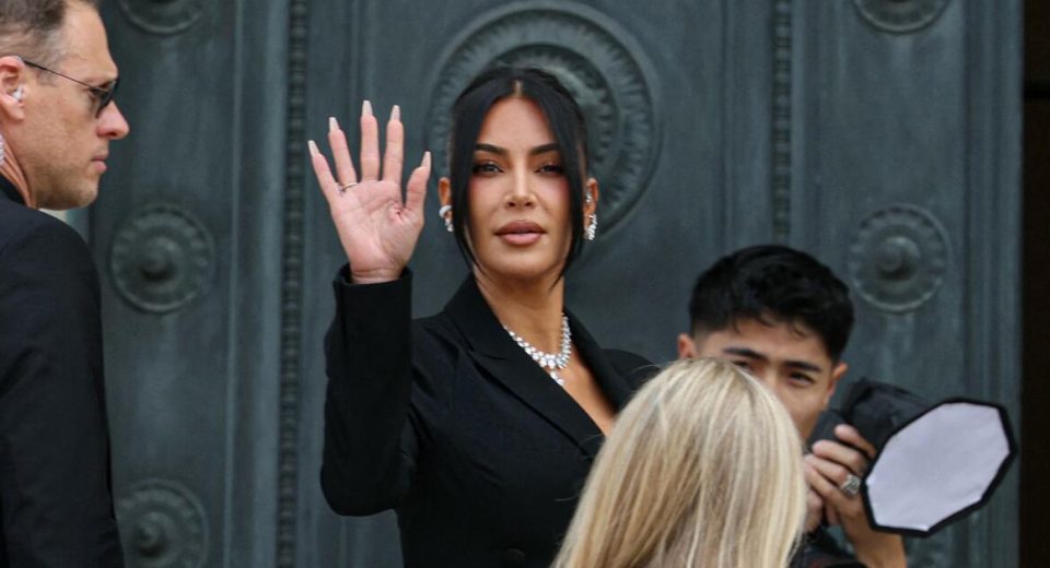 Kim Kardashian comemora um passo importante em sua viagem legal. Próximo? Passando pela barra