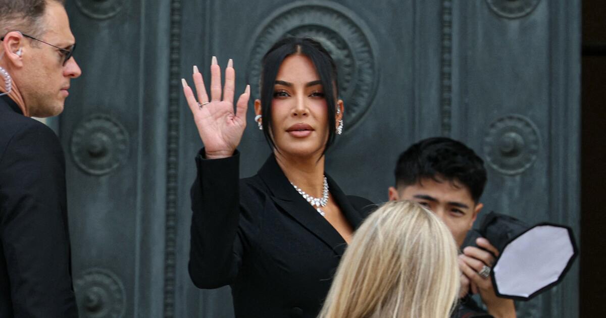 Kim Kardashian comemora um passo importante em sua viagem legal. Próximo? Passando pela barra