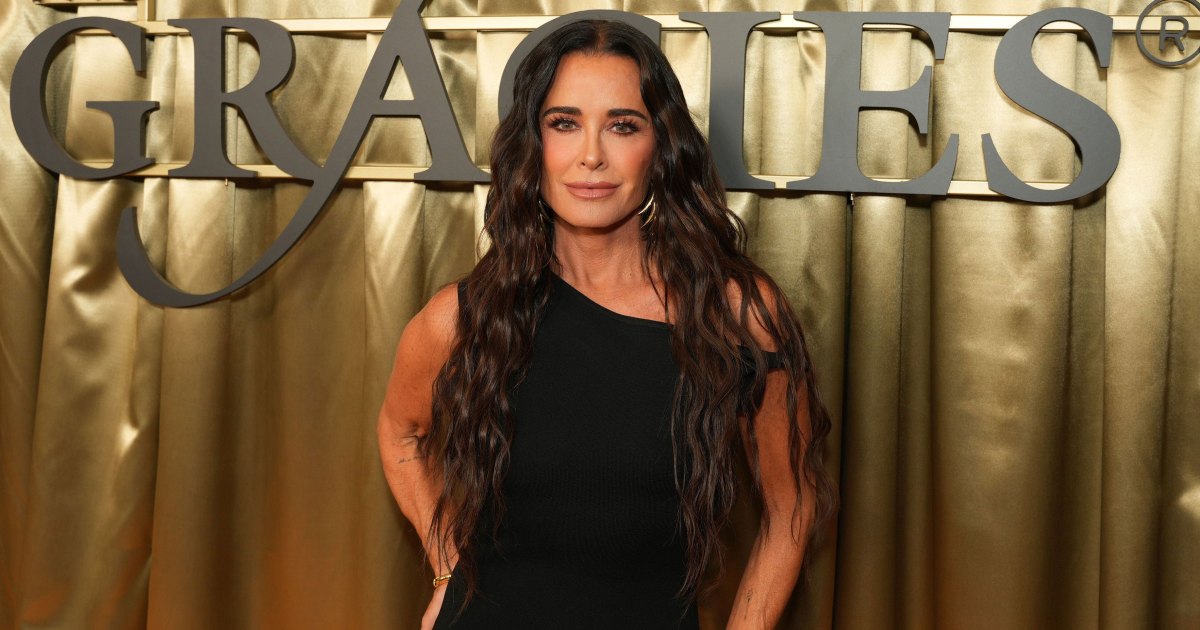 Kyle Richards usa essa marca de bolsa que parece agora tem um desconto de tempo limitado