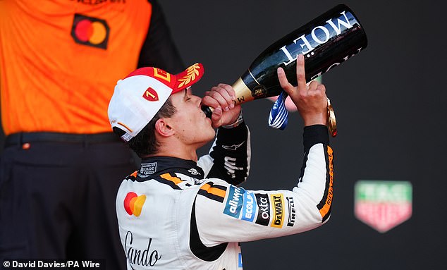 Lando Norris cruzeiros para a vitória para o Grande Prêmio de Mônaco, quando Brit Ranws Back Ground na coleção de equipes de McLarensko Oscar Piastr no Campeonato F1
