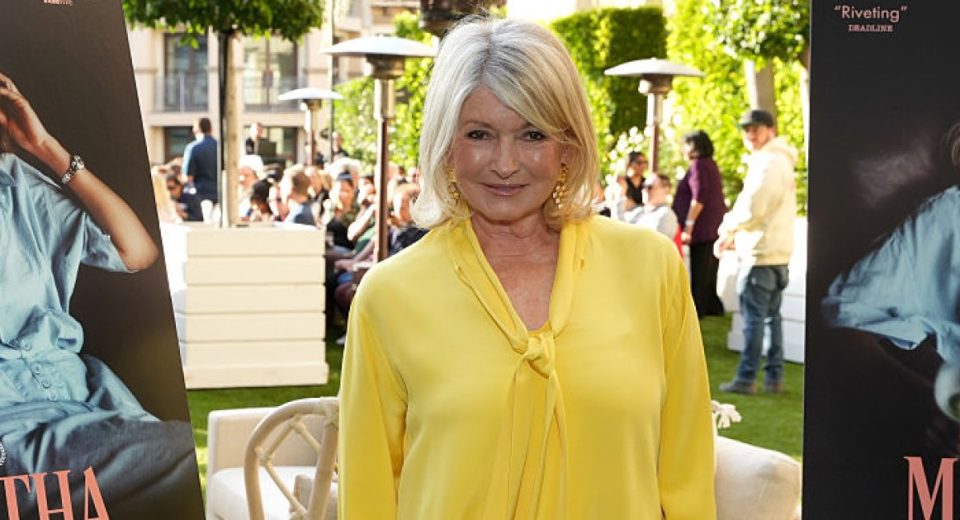 Martha Stewart e Gwyneth Paltrow estão sacudindo essa aparência de blusa de US $ 10