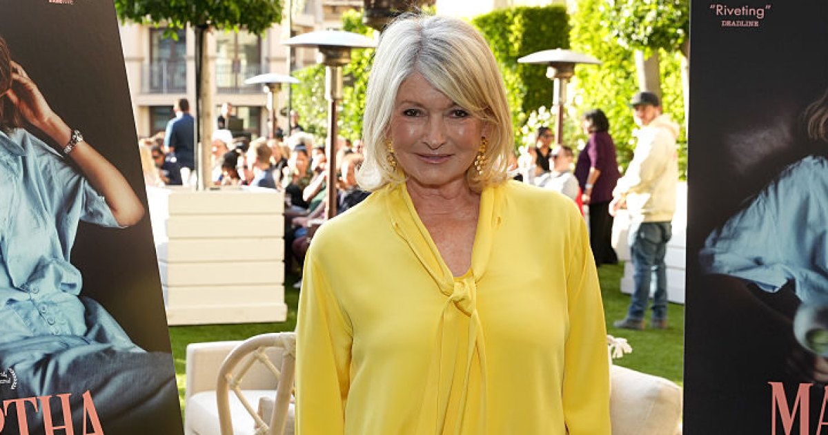 Martha Stewart e Gwyneth Paltrow estão sacudindo essa aparência de blusa de US $ 10