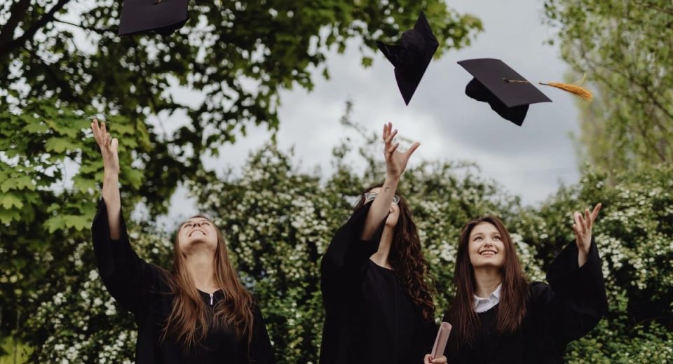 Melhores gausos de formatura para ela: ideias para presentes para graduados universitários